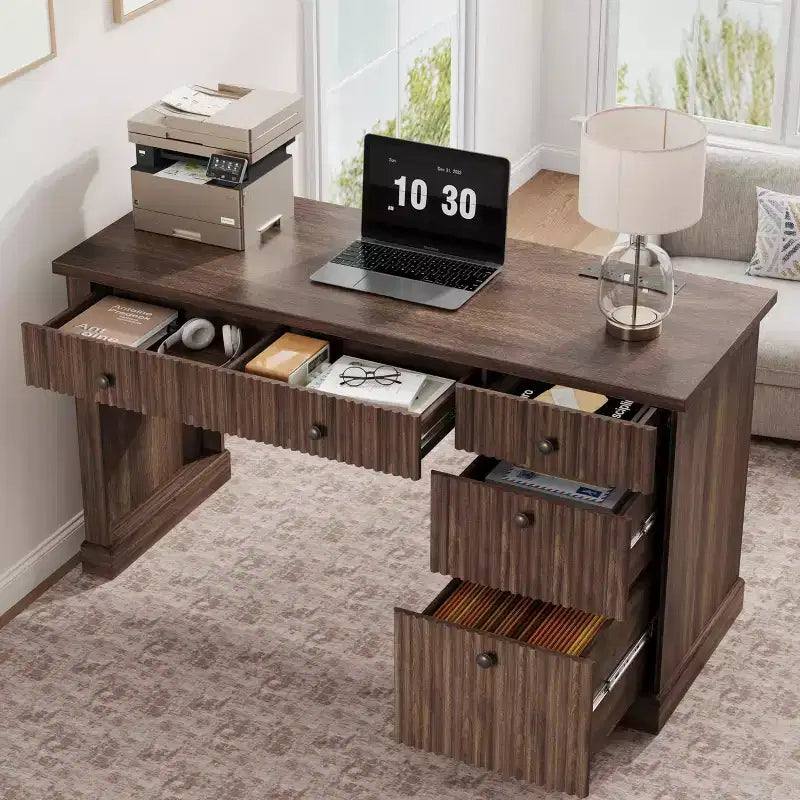 Bureau d'ordinateur cannelé de 137 cm avec rangement, bureau de direction moderne avec classeur et tiroirs, bureau d'écriture en bois