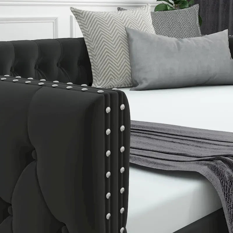 Lit de repos avec lit gigogne, en velours capitonné, avec boutons et clous cuivrés sur accoudoirs carrés, lit de repos double et lit gigogne simple