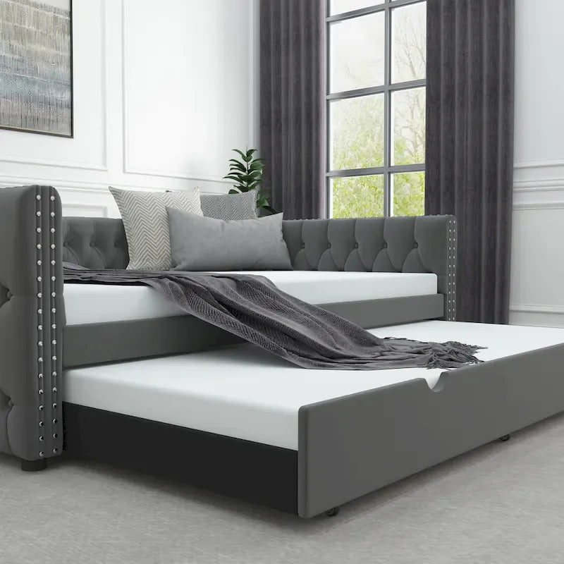 Lit de repos avec lit gigogne, en velours capitonné, avec boutons et clous cuivrés sur accoudoirs carrés, lit de repos double et lit gigogne simple