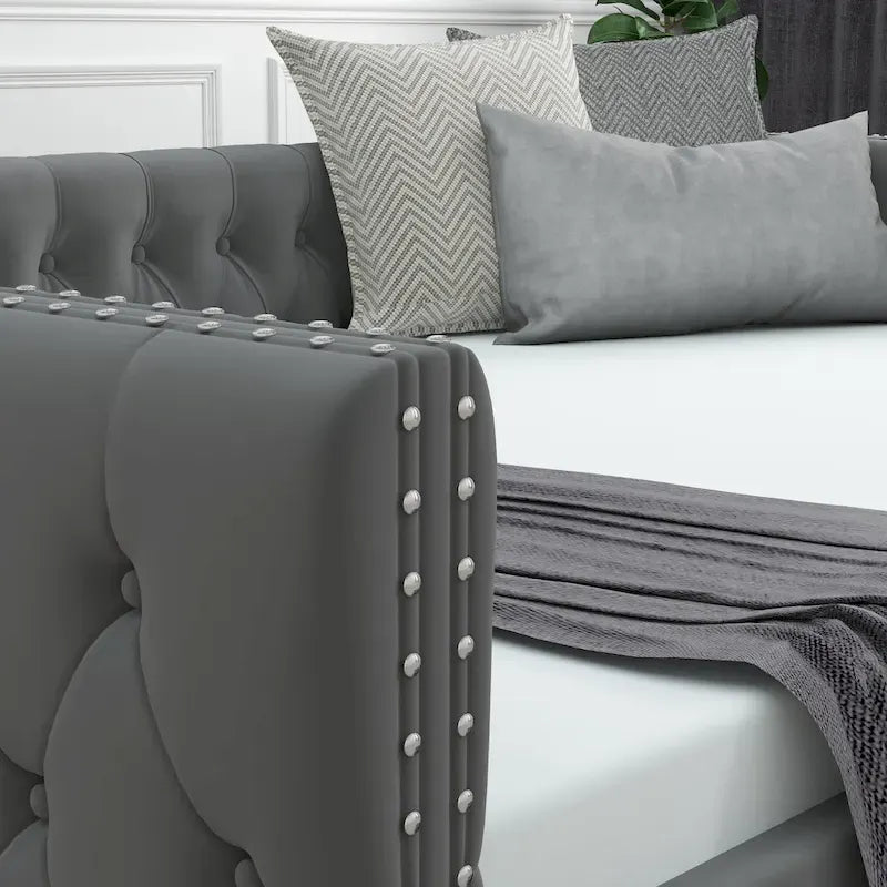 Lit de repos avec lit gigogne, en velours capitonné, avec boutons et clous cuivrés sur accoudoirs carrés, lit de repos double et lit gigogne simple