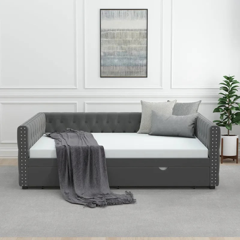 Lit de repos avec lit gigogne, en velours capitonné, avec boutons et clous cuivrés sur accoudoirs carrés, lit de repos double et lit gigogne simple