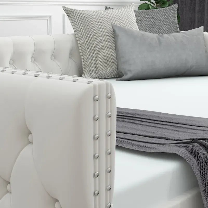 Lit de repos avec lit gigogne, en velours capitonné, avec boutons et clous cuivrés sur accoudoirs carrés, lit de repos double et lit gigogne simple